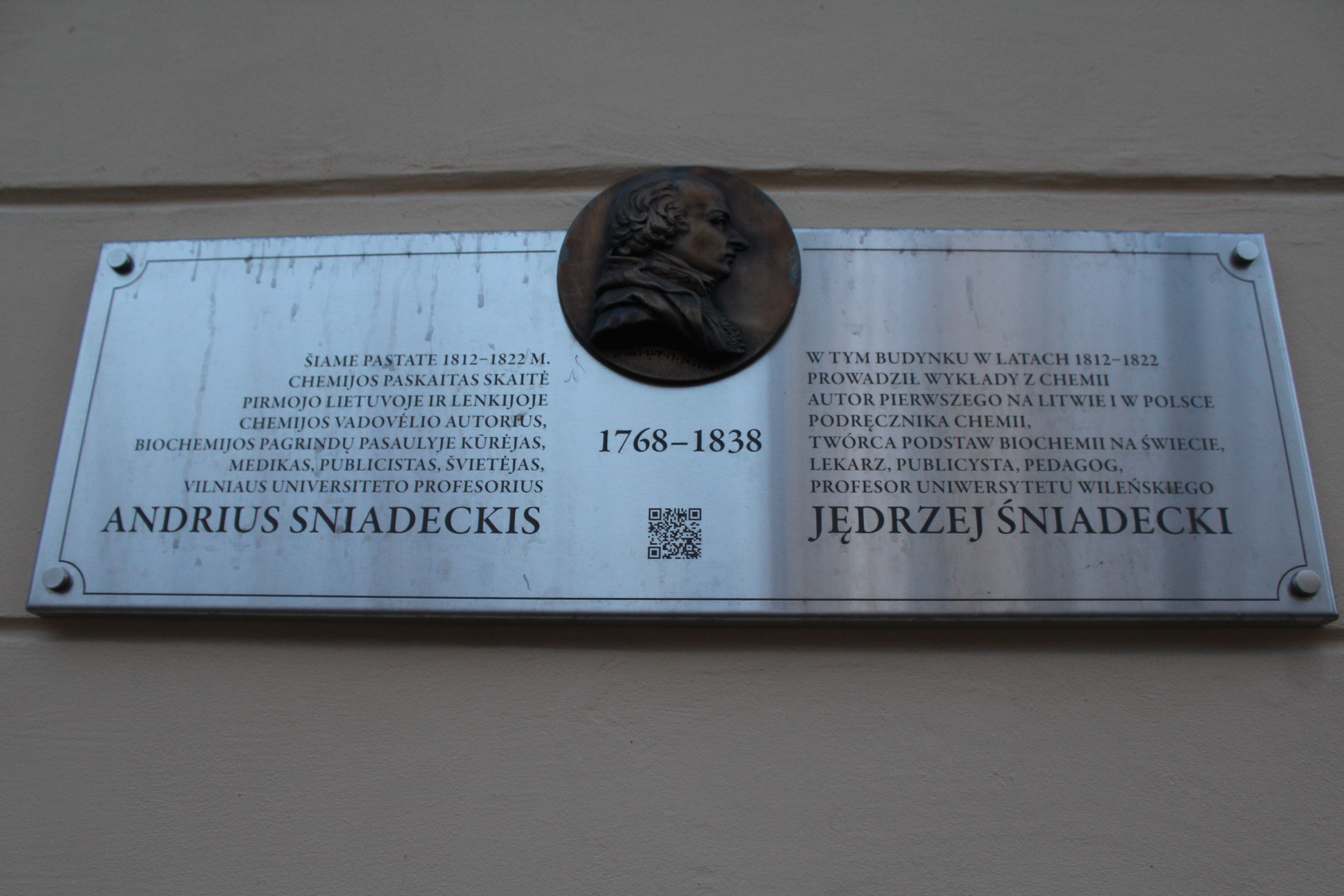 Fotografia przedstawiająca Memorial plaque to Jędrzej Śniadecki in Vilnius