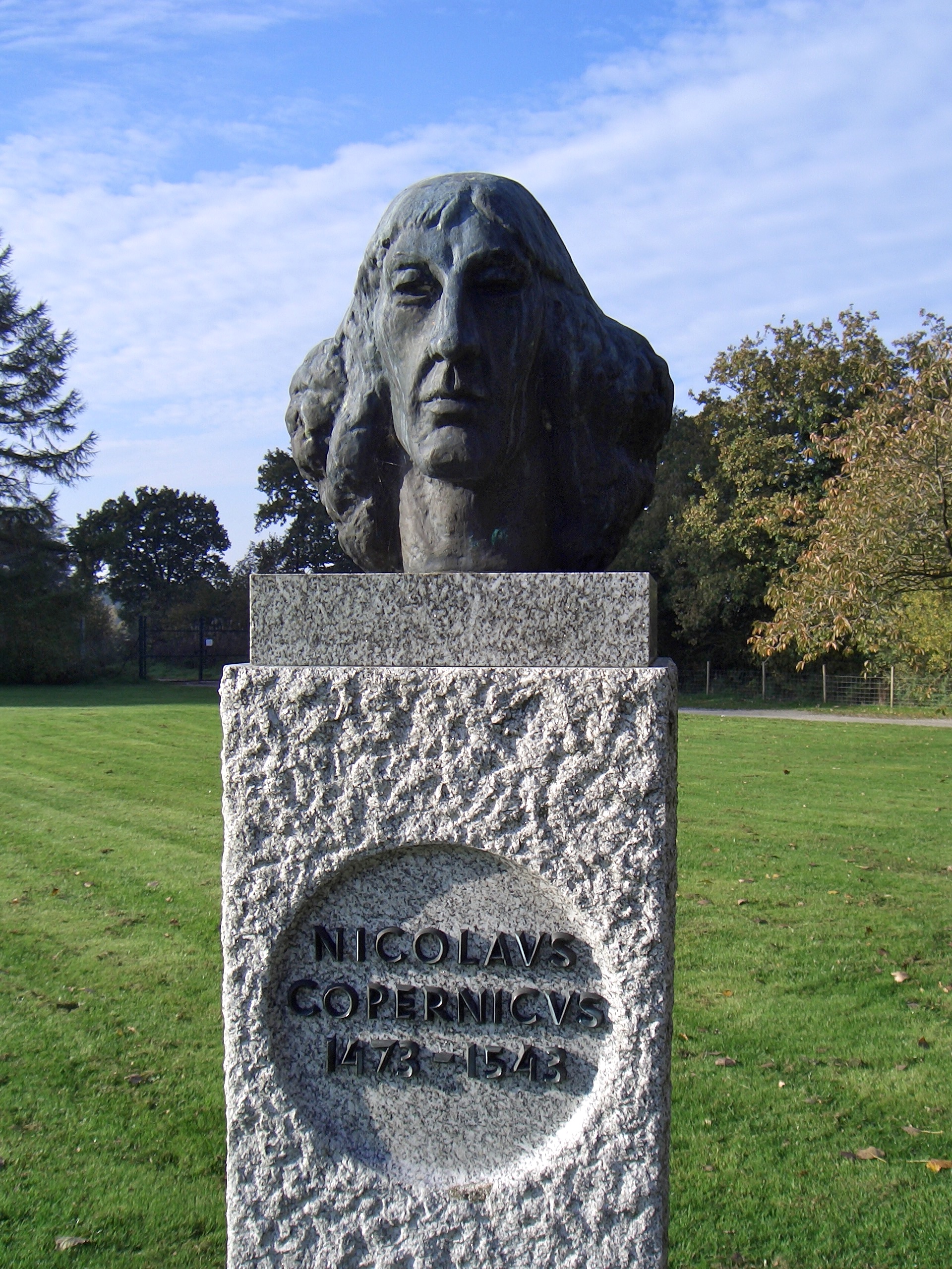 Photo montrant Sculpture représentant Nicolas Copernic à l\'observatoire de Jodrell Bank