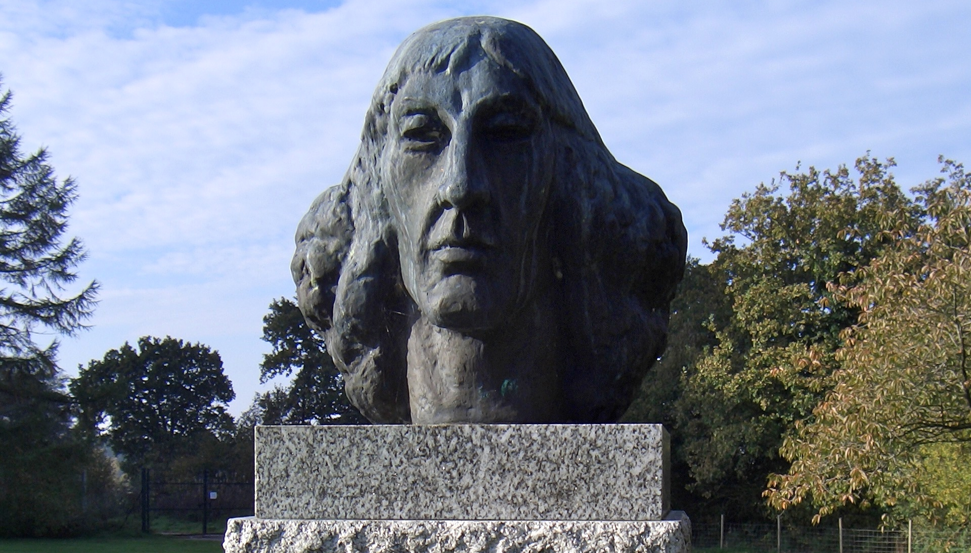 Photo montrant Sculpture représentant Nicolas Copernic à l\'observatoire de Jodrell Bank