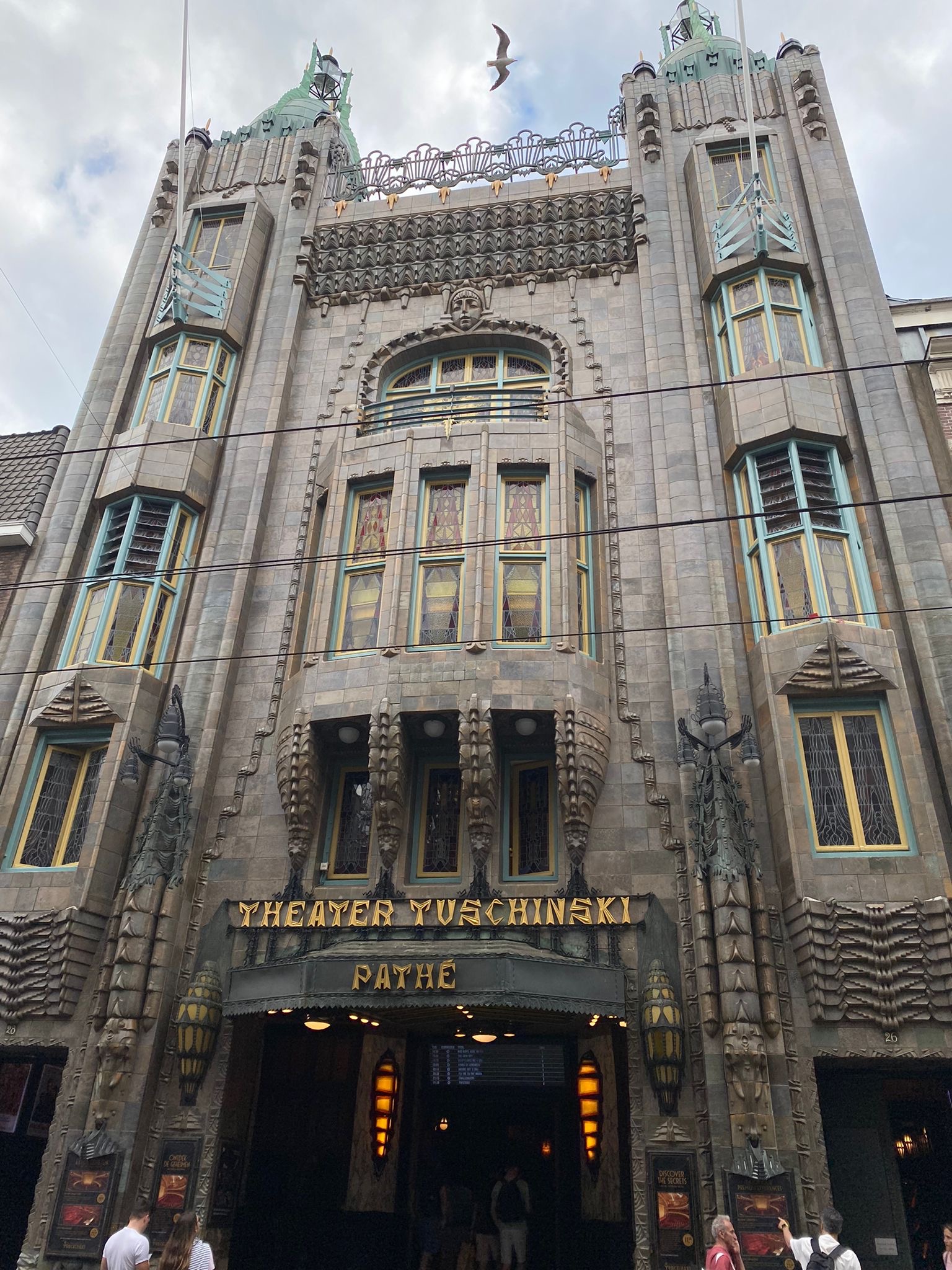 Fotografia przedstawiająca Królewskie Kino Tuschinski w Amsterdamie