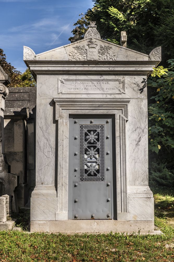 Fotografia przedstawiająca Mauzoleum Stanisława Delfina Komara na cmentarzu Père-Lachaise w Paryżu