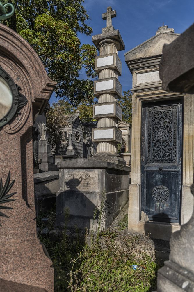 Fotografia przedstawiająca Mogiła zbiorowa ze szczątkami Józefa Wysockiego na cmentarzu Père-Lachaise w Paryżu