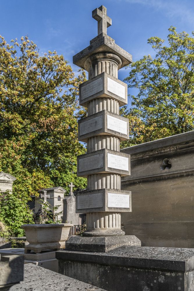 Fotografia przedstawiająca Mogiła zbiorowa ze szczątkami Józefa Wysockiego na cmentarzu Père-Lachaise w Paryżu