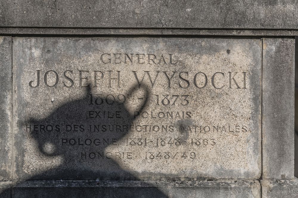 Photo montrant Fosse commune avec les restes de Józef Wysocki au cimetière du Père-Lachaise à Paris