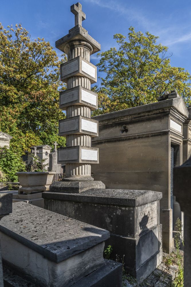 Fotografia przedstawiająca Mogiła zbiorowa ze szczątkami Józefa Wysockiego na cmentarzu Père-Lachaise w Paryżu