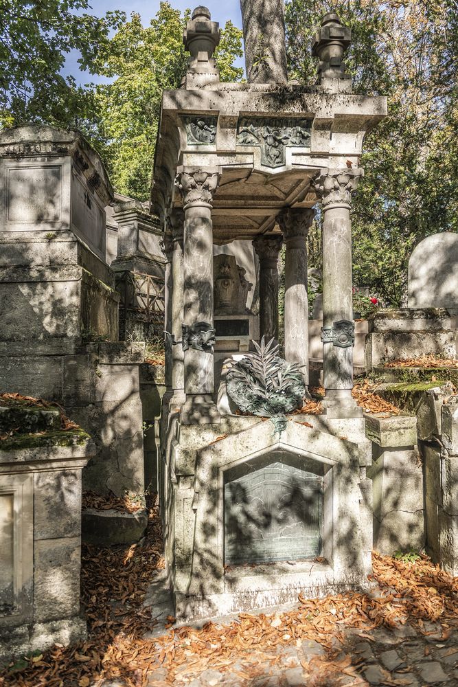 Photo montrant Pierre tombale de la famille Jarislowsky au cimetière du Père-Lachaise à Paris