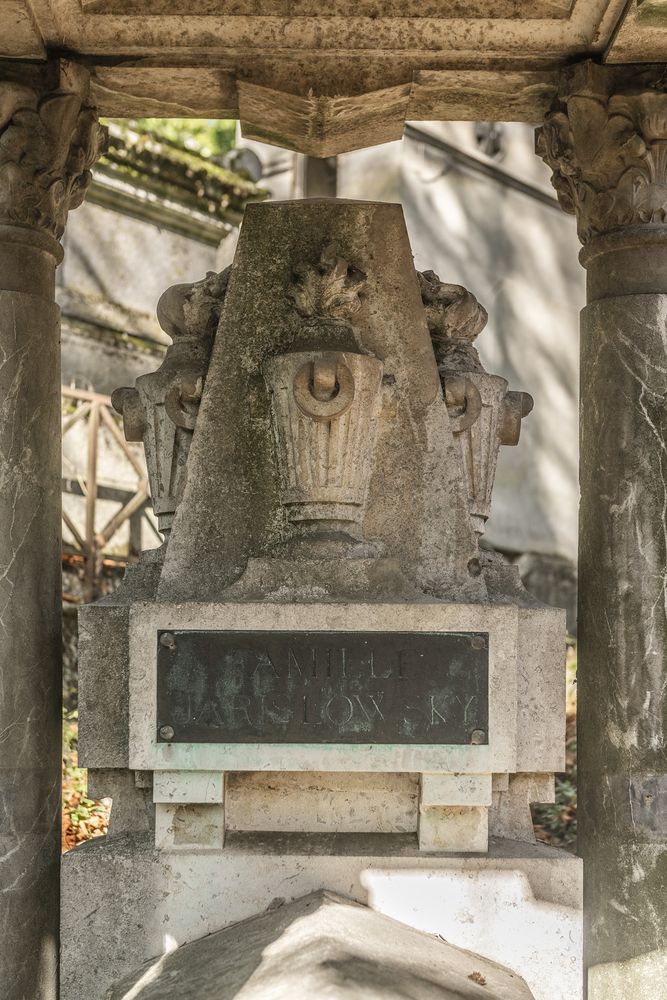 Photo montrant Pierre tombale de la famille Jarislowsky au cimetière du Père-Lachaise à Paris