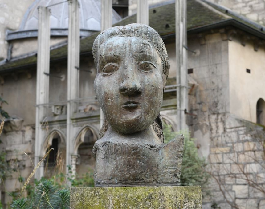 Fotografia przedstawiająca Monument to Poetry in tribute to Guillaume Apollinaire by Pablo Picasso