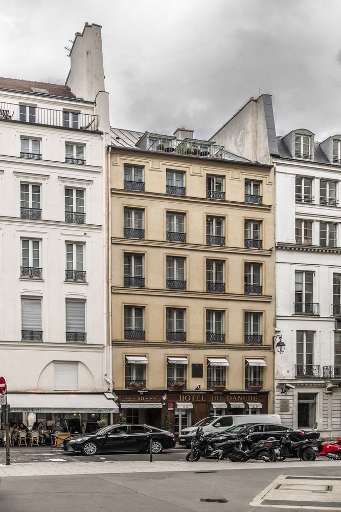 Fotografia przedstawiająca Plaque commemorating the residence of Władysław Sikorski in Paris