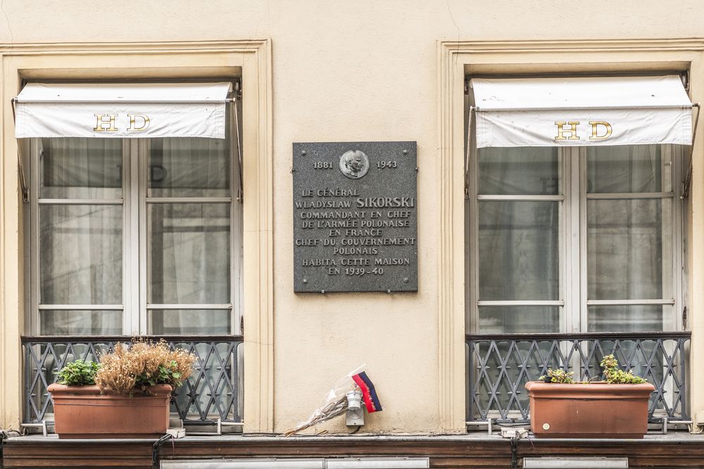 Fotografia przedstawiająca Plaque commemorating the residence of Władysław Sikorski in Paris