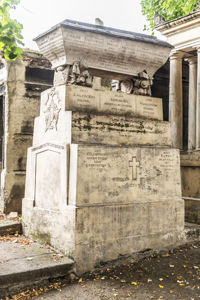 Fotografia przedstawiająca Grób zbiorowy członków Rządu Narodowego na cmentarzu Montmartre w Paryżu