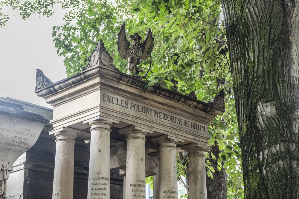 Fotografia przedstawiająca Collective tomb of the \"Exules Poloni Memoriae Suorum\" in the Montmartre cemetery in Paris