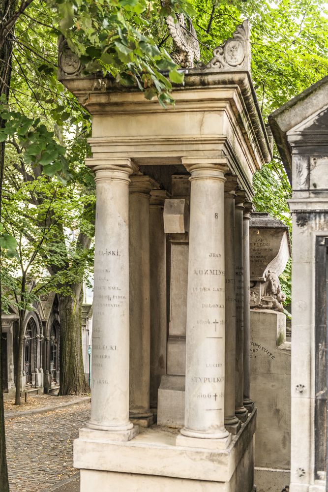 Fotografia przedstawiająca Collective tomb of the \"Exules Poloni Memoriae Suorum\" in the Montmartre cemetery in Paris