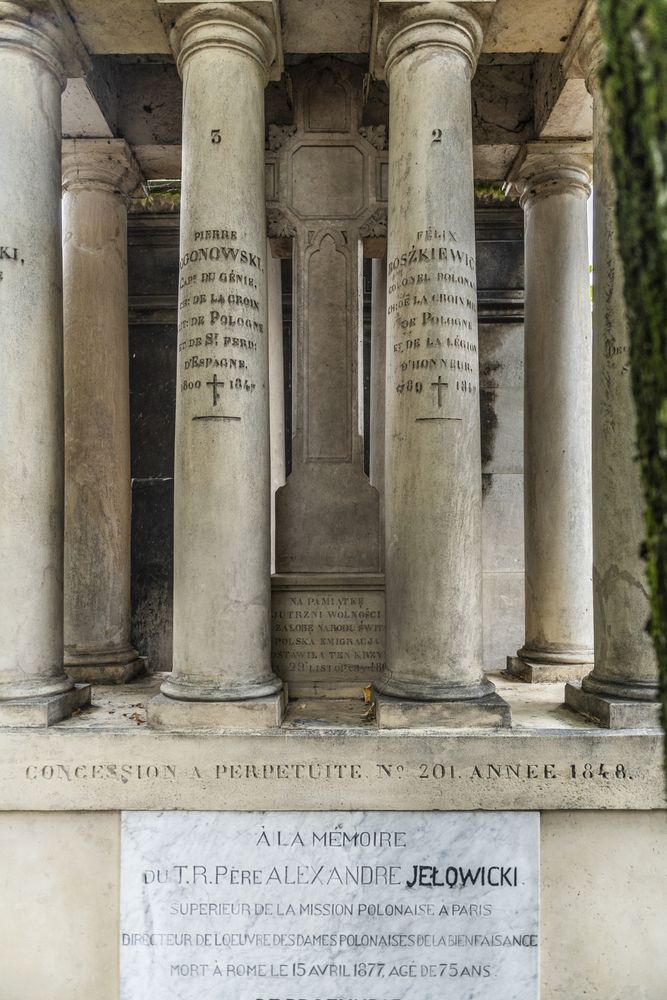 Fotografia przedstawiająca Collective tomb of the \"Exules Poloni Memoriae Suorum\" in the Montmartre cemetery in Paris