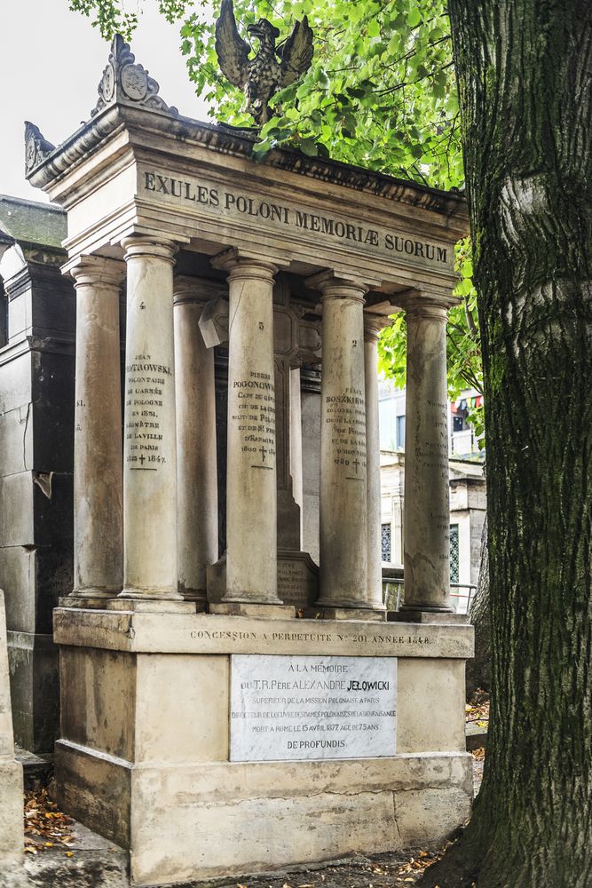 Fotografia przedstawiająca Grób zbiorowy „Exules Poloni Memoriae Suorum” na cmentarzu Montmartre w Paryżu