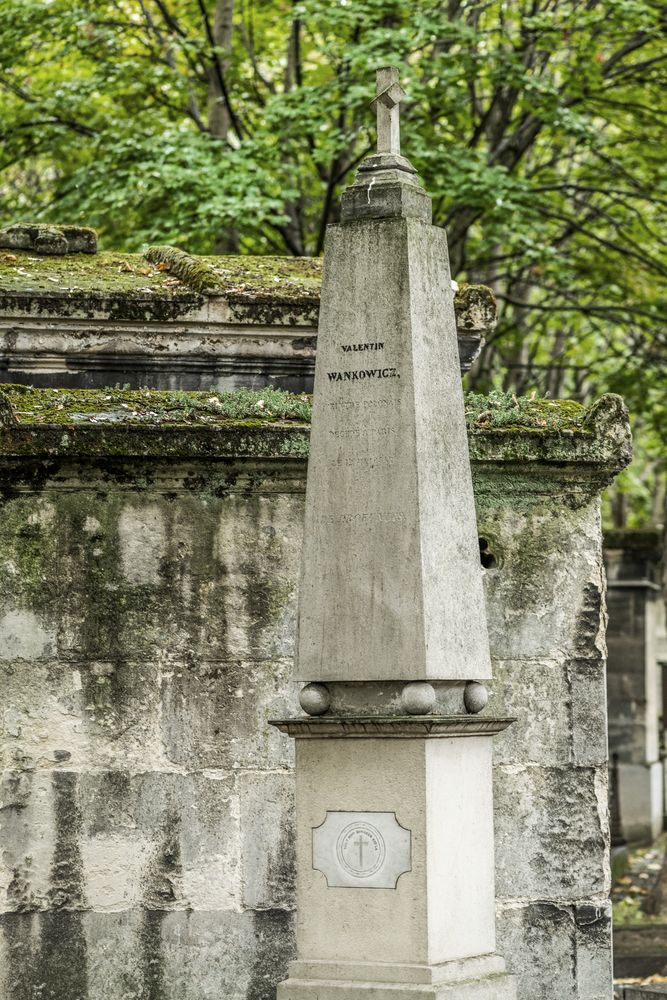 Fotografia przedstawiająca Nagrobek Walentego Wańkowicza na cmentarzu Montmartre w Paryżu