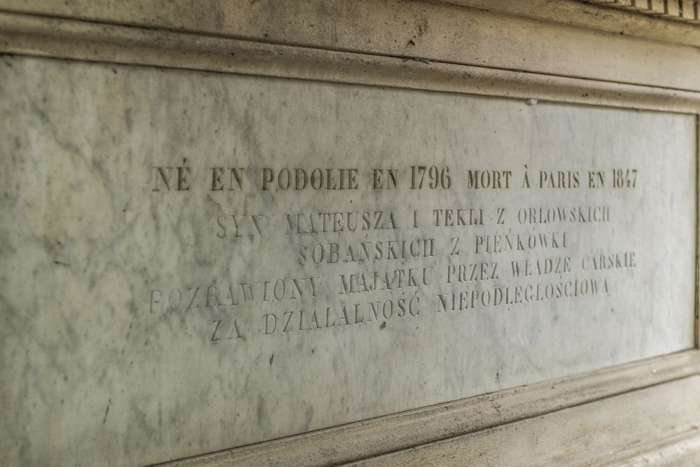 Fotografia przedstawiająca Tomb of Izydor Sobański coat of arms Junosza in Montmartre cemetery in Paris