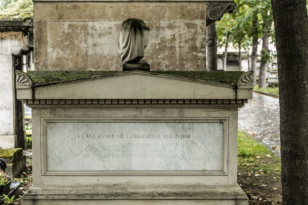 Fotografia przedstawiająca Tomb of Izydor Sobański coat of arms Junosza in Montmartre cemetery in Paris