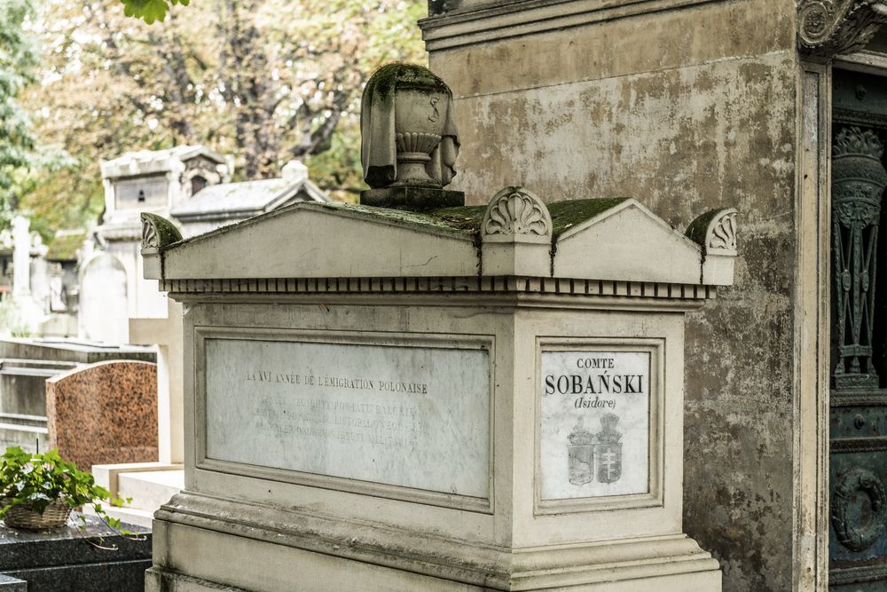 Fotografia przedstawiająca Tomb of Izydor Sobański coat of arms Junosza in Montmartre cemetery in Paris