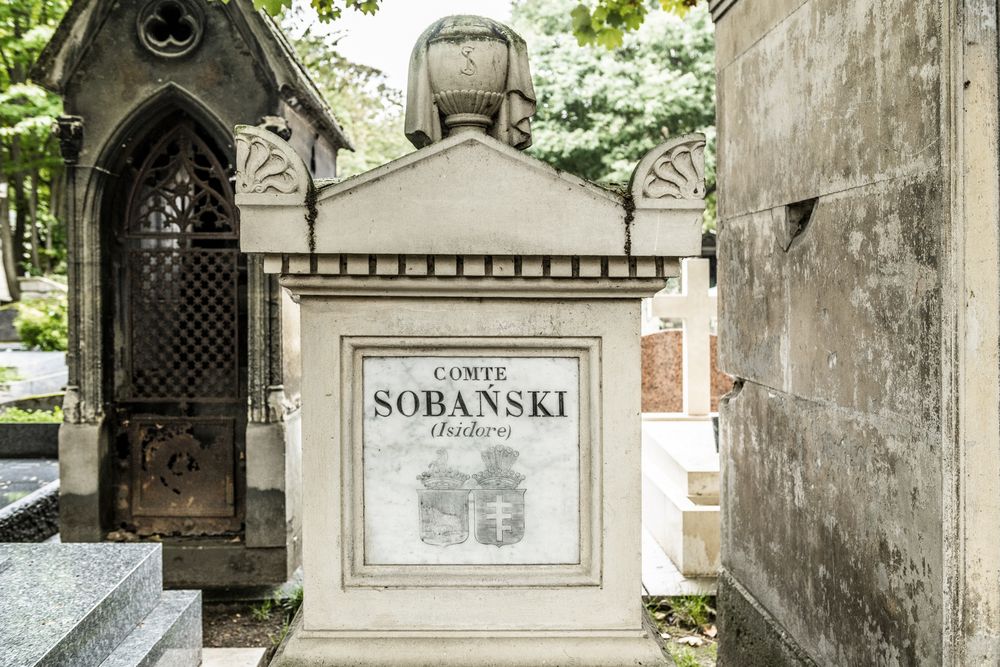 Fotografia przedstawiająca Grób Izydora Sobańskiego herbu Junosza na cmentarzu Montmartre w Paryżu