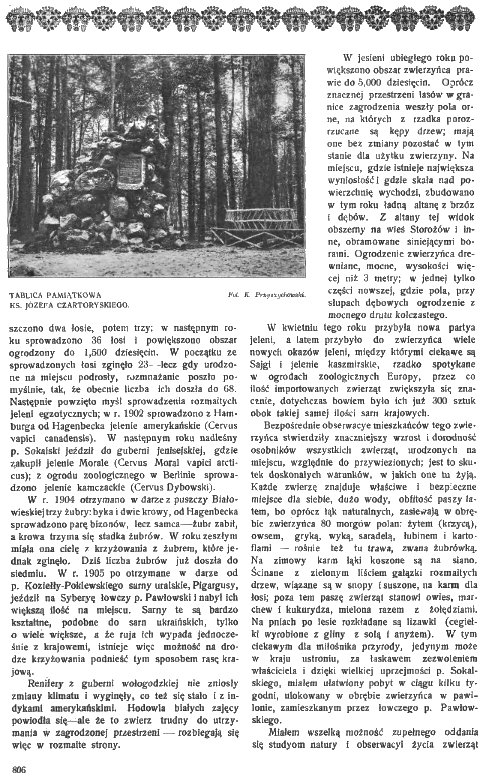 Чорно-біла фотографія меморіальної дошки, присвяченої князю Юзефу Чарторийському, оточеної деревами. Зображення є частиною статті про маєток у Пілавіні.
