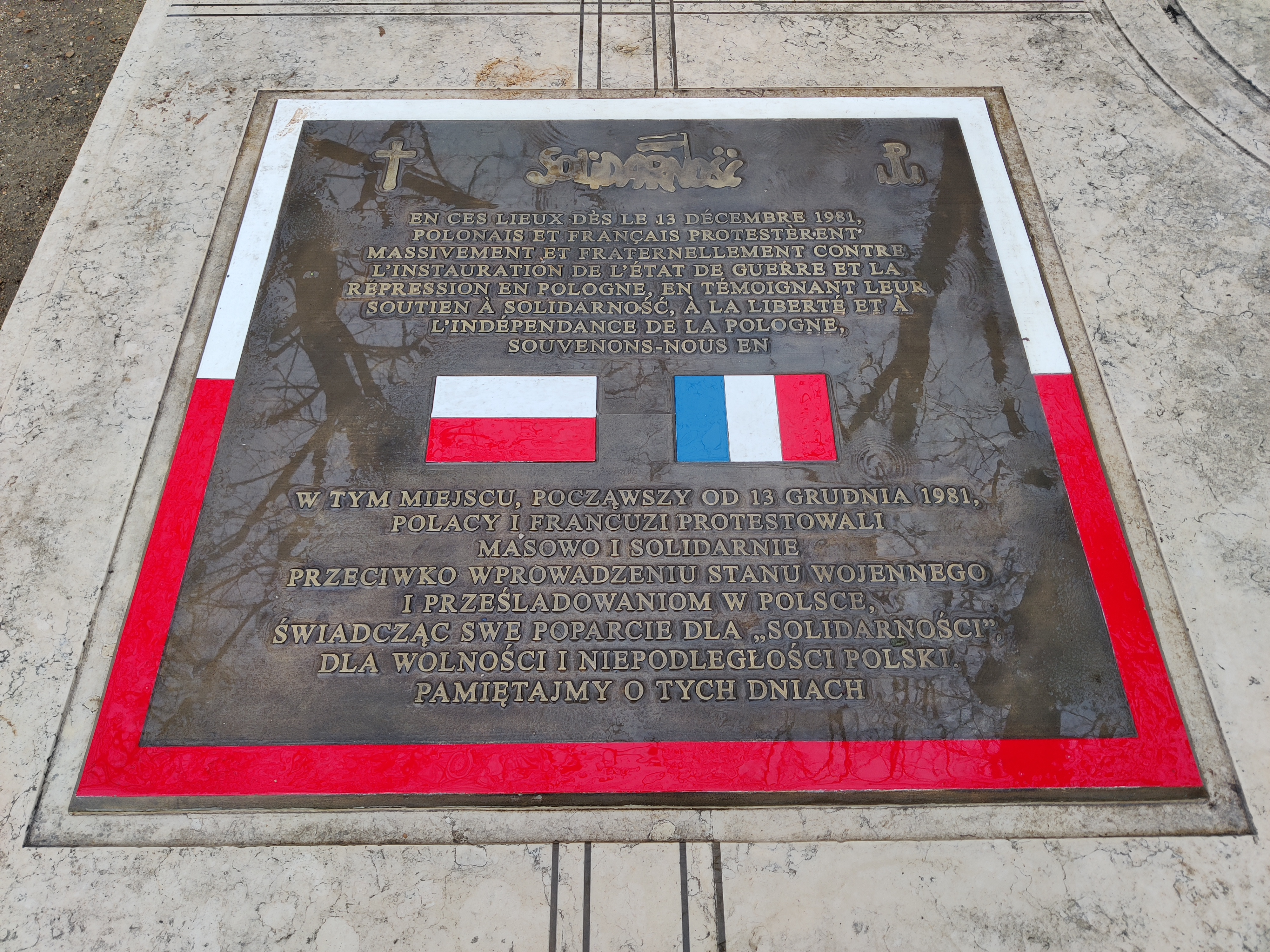 Photo montrant Plaque de solidarité sur la place des Invalides à Paris