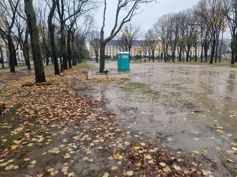 Fotografia przedstawiająca Płyta „Solidarność” przy placu des Invalides w Paryżu