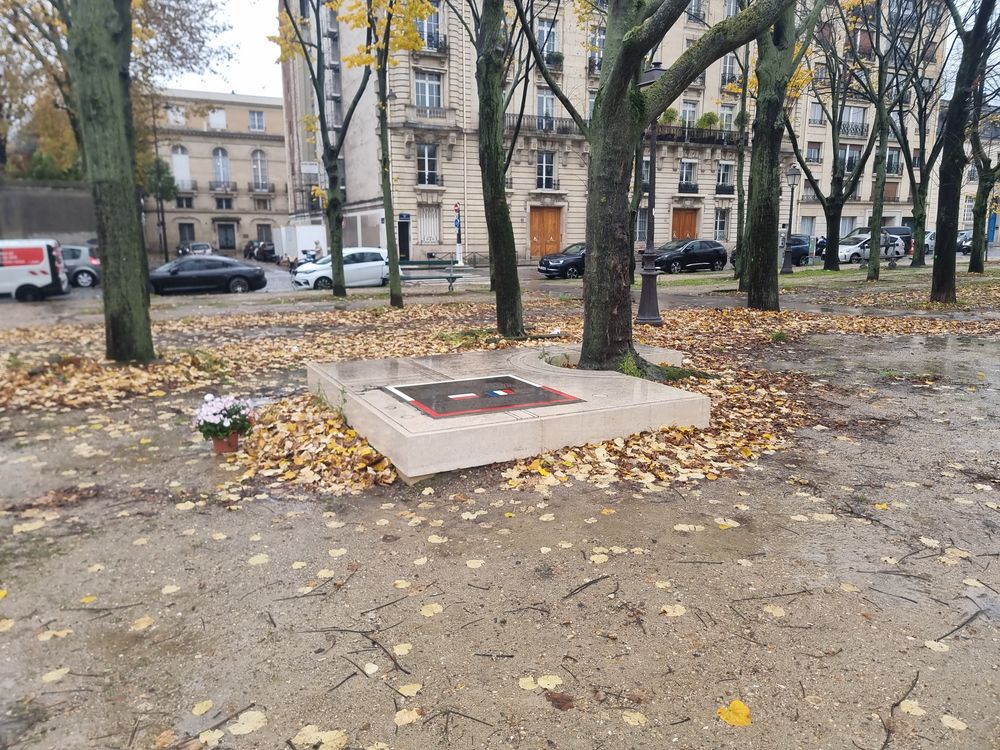 Photo montrant Plaque de solidarité sur la place des Invalides à Paris