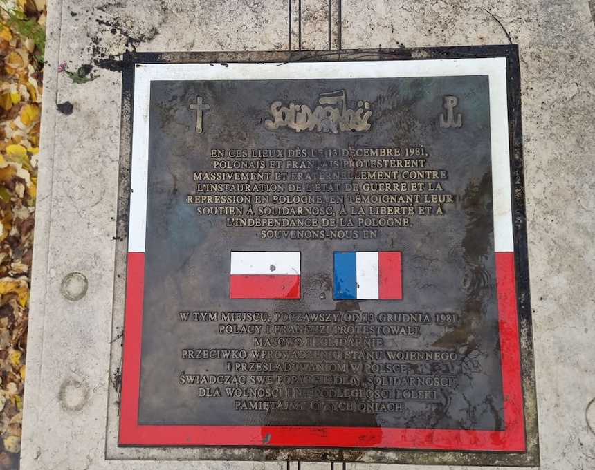 Photo montrant Plaque de solidarité sur la place des Invalides à Paris