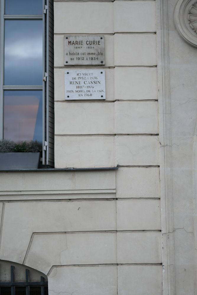 Photo montrant Plaque commémorant la résidence de Marie Skłodowska-Curie à Paris