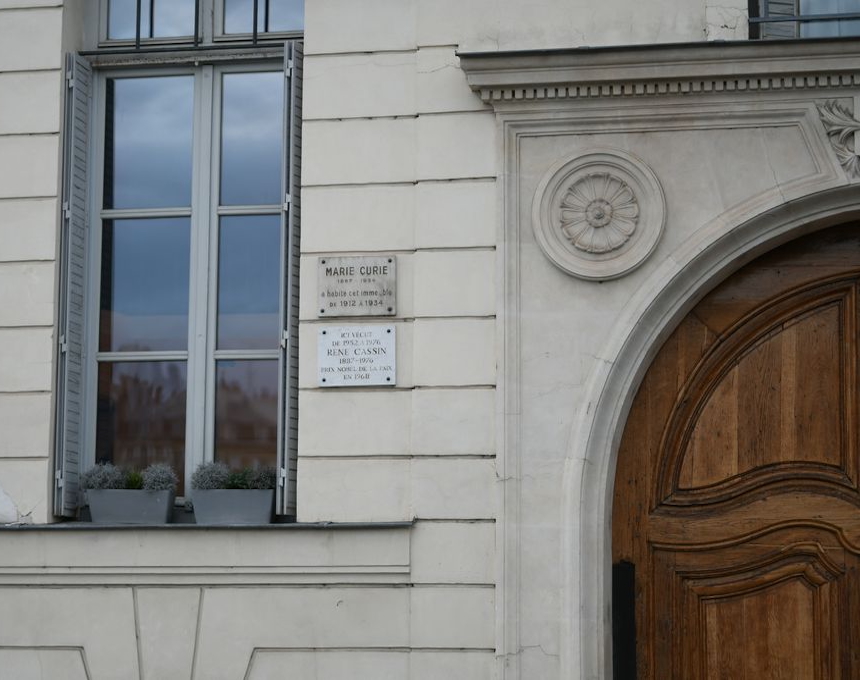 Fotografia przedstawiająca Tablica upamiętniająca miejsce zamieszkania Marii Skłodowskiej-Curie w Paryżu