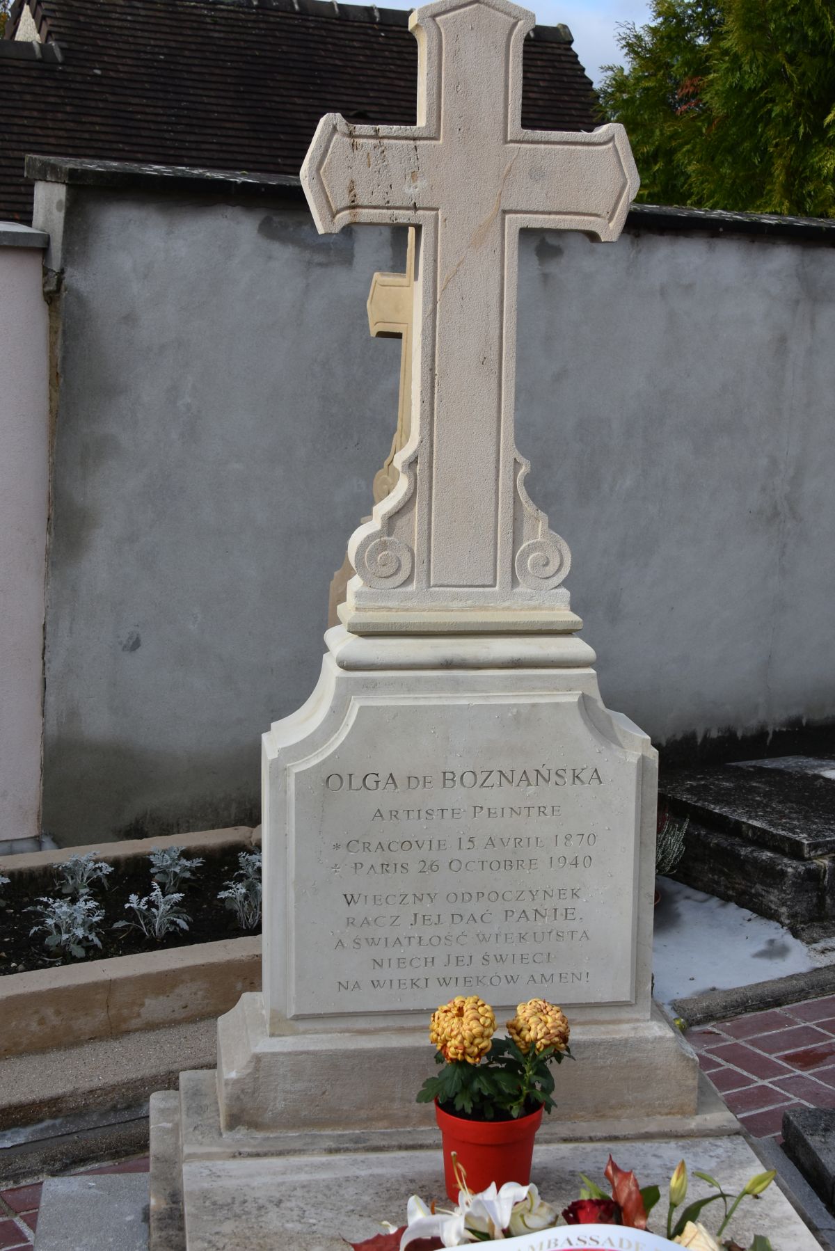 Photo montrant Pierre tombale d\'Olga Boznańska au cimetière Montmorency