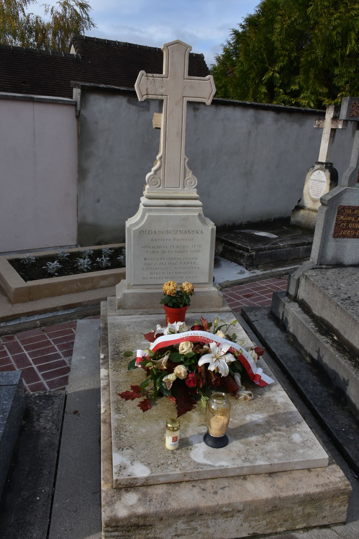 Photo montrant Pierre tombale d\'Olga Boznańska au cimetière Montmorency