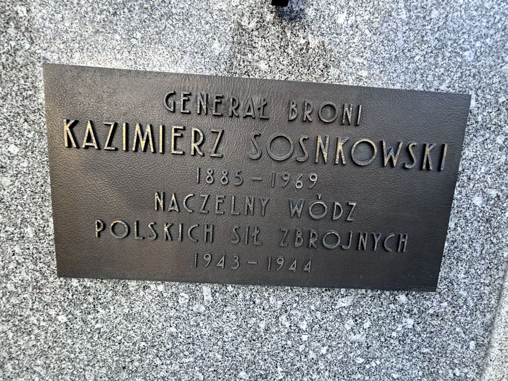 Photo montrant Pierre tombale de Kazimierz Sosnkowski au cimetière Montmorency