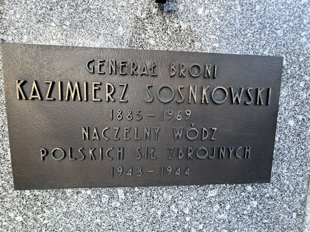 Photo montrant Pierre tombale de Kazimierz Sosnkowski au cimetière Montmorency