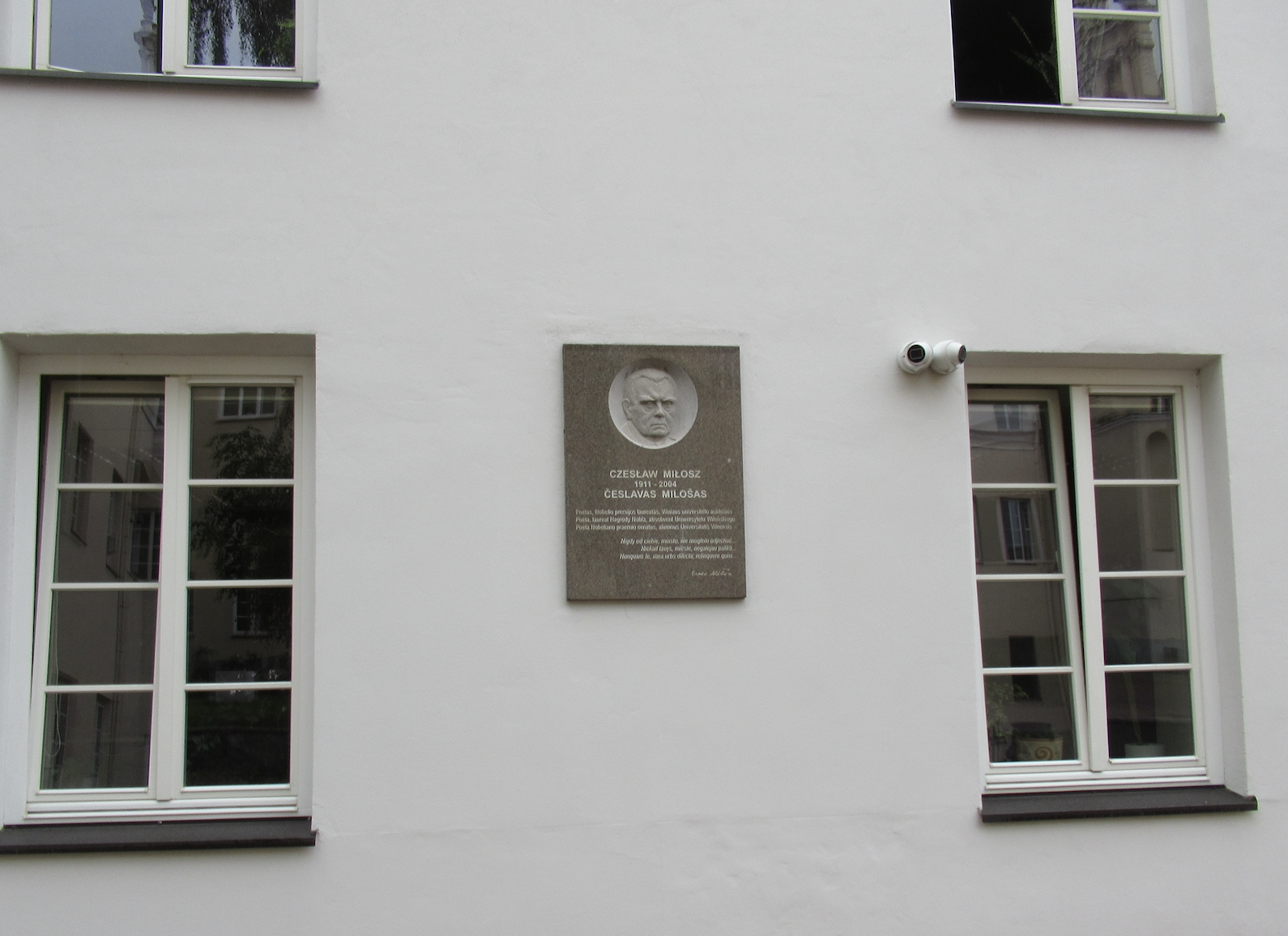 Fotografia przedstawiająca Czeslaw Milosz Memorial Plaque at Vilnius University