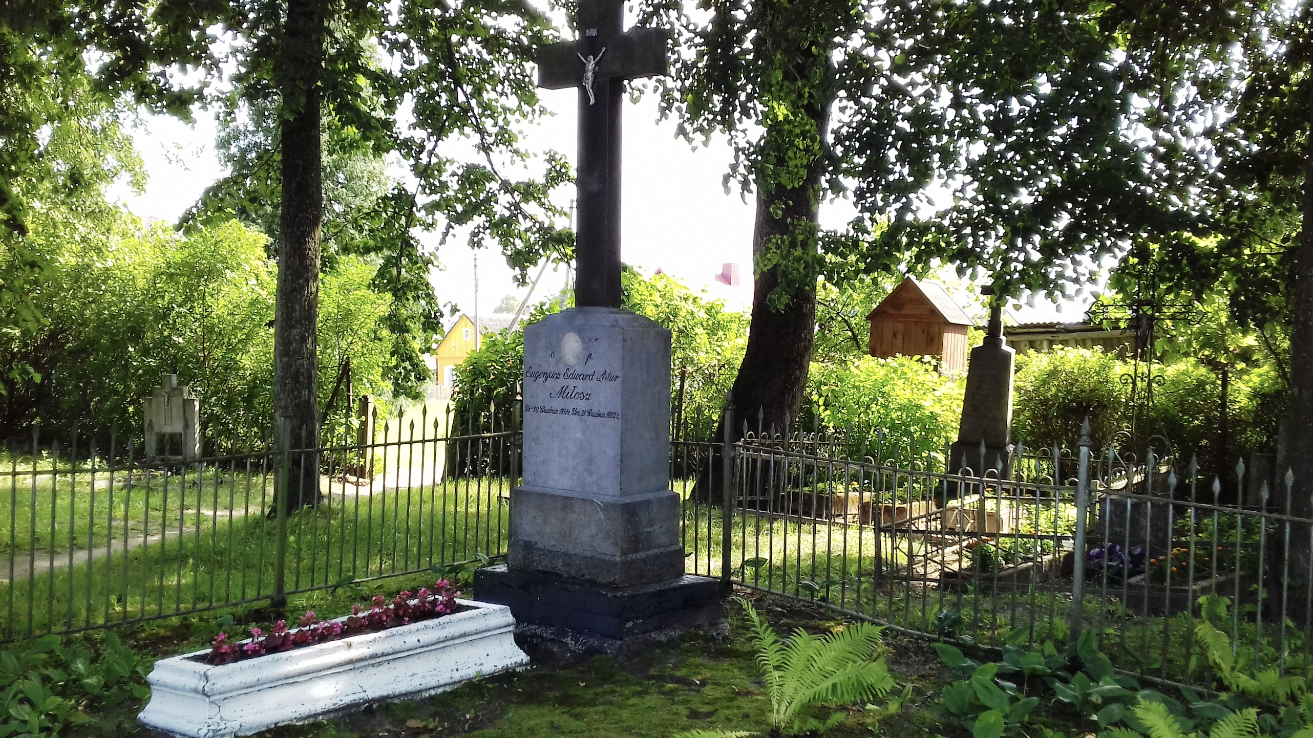 Photo montrant Wędziagoła - tombes de la famille Miłosz