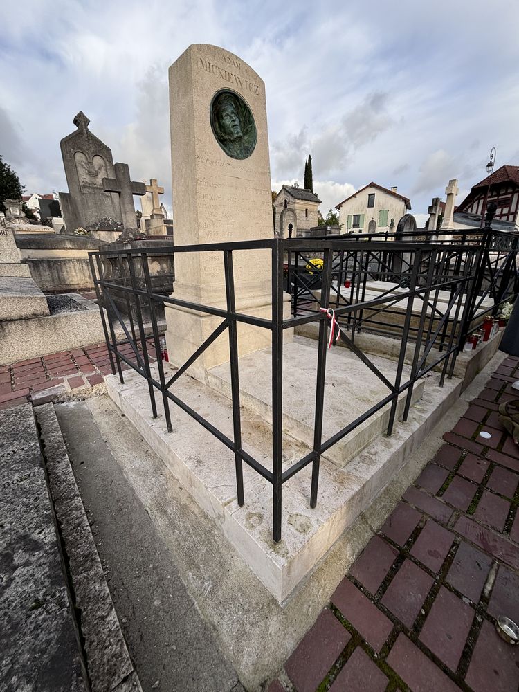 Fotografia przedstawiająca Nagrobek Adama Mickiewicza na cmentarzu w Montmorency