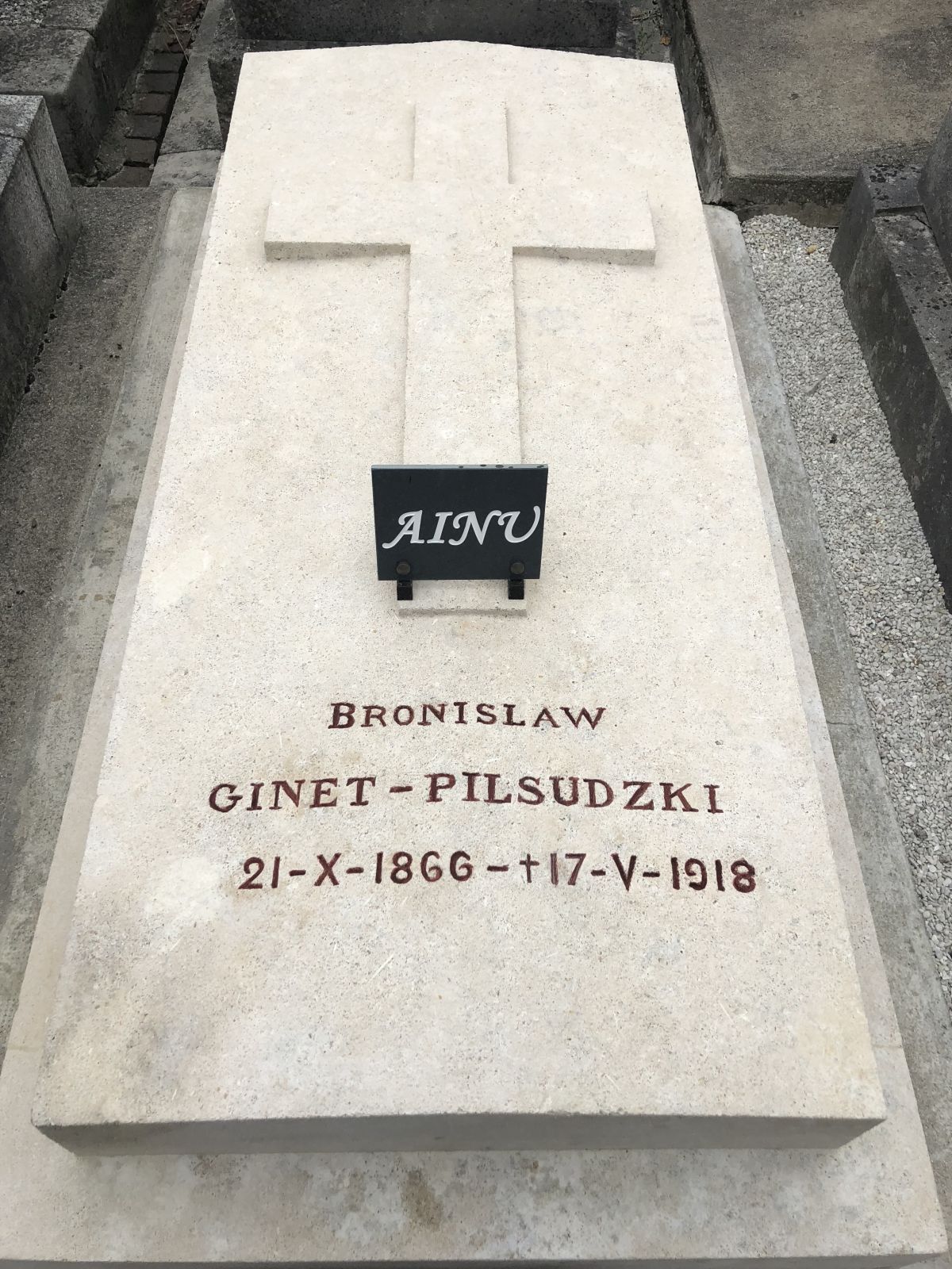 Fotografia przedstawiająca Bronislaw Pilsudski\'s tombstone in Montmorency cemetery