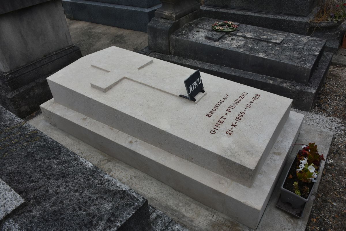 Fotografia przedstawiająca Bronislaw Pilsudski\'s tombstone in Montmorency cemetery