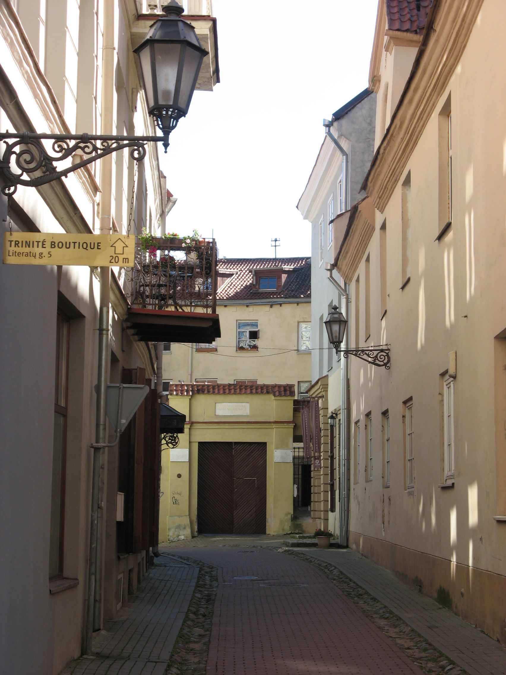 Photo montrant Le mur des écrivains dans une ruelle de Vilnius