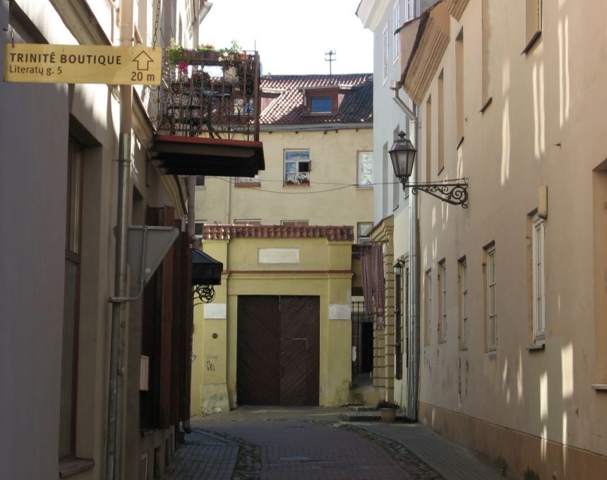 Photo montrant Mur des écrivains dans une ruelle de Vilnius