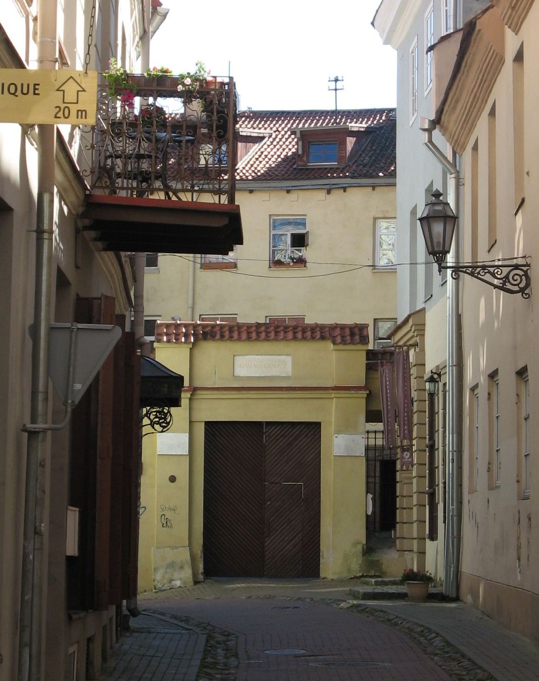 Photo montrant Le mur des écrivains dans une ruelle de Vilnius