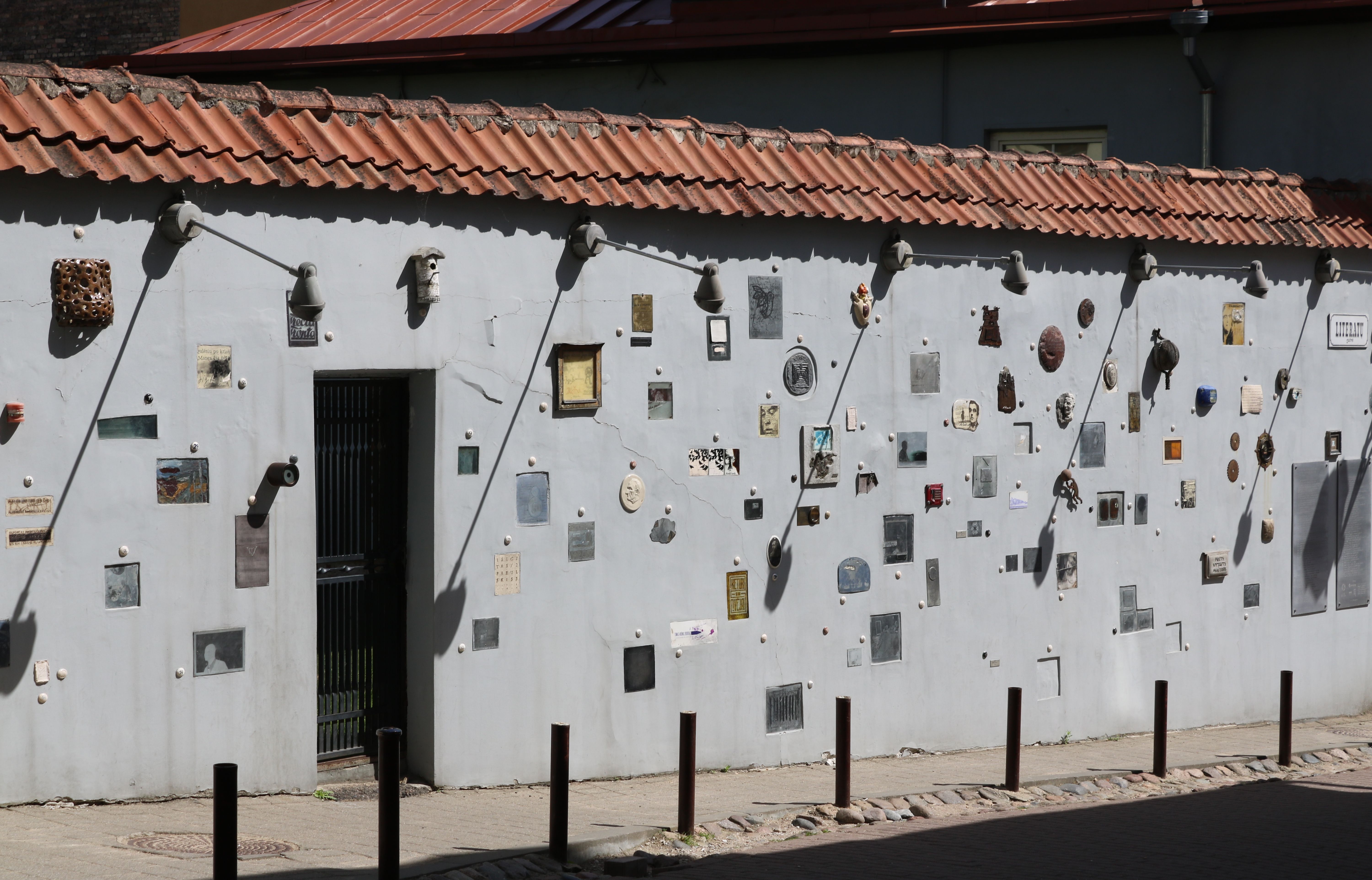 Photo showing Writers\' Wall in a Vilnius backstreet