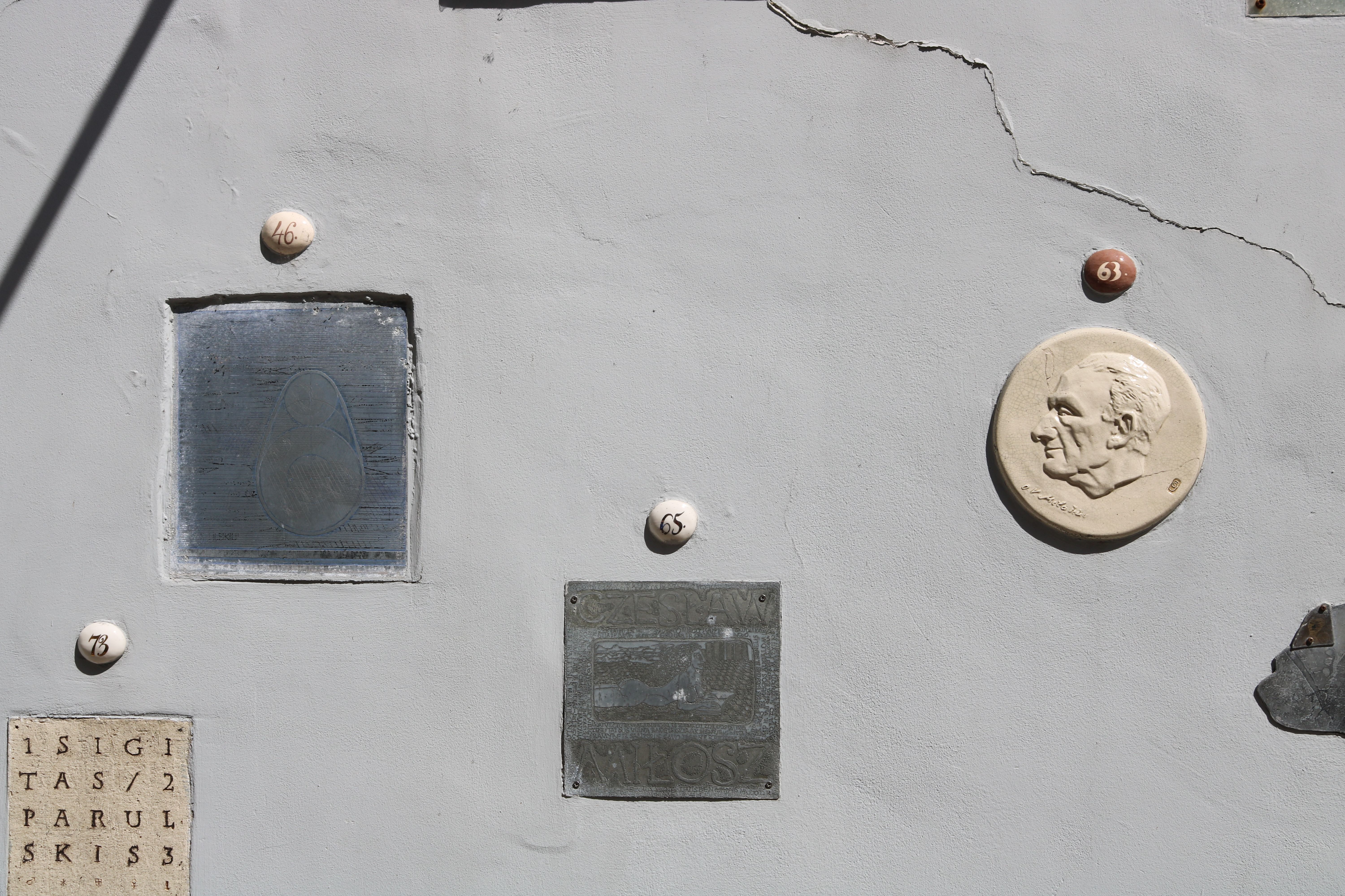 Fotografia przedstawiająca The Wall of the Writers in a Vilnius backstreet