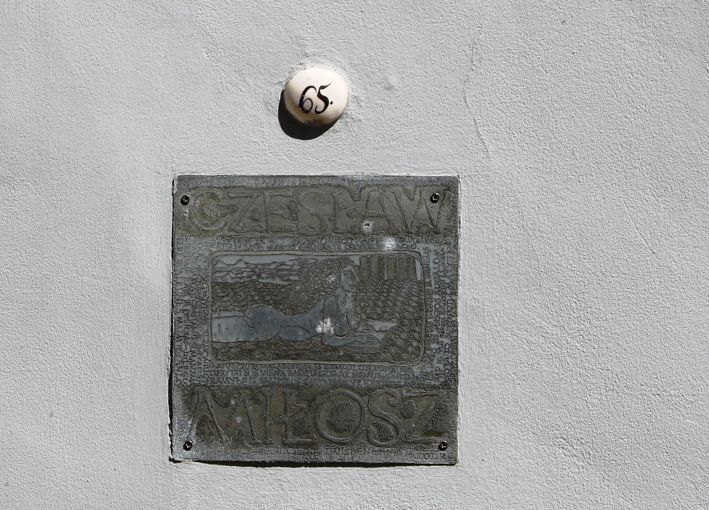 Fotografia przedstawiająca The Wall of the Writers in a Vilnius backstreet