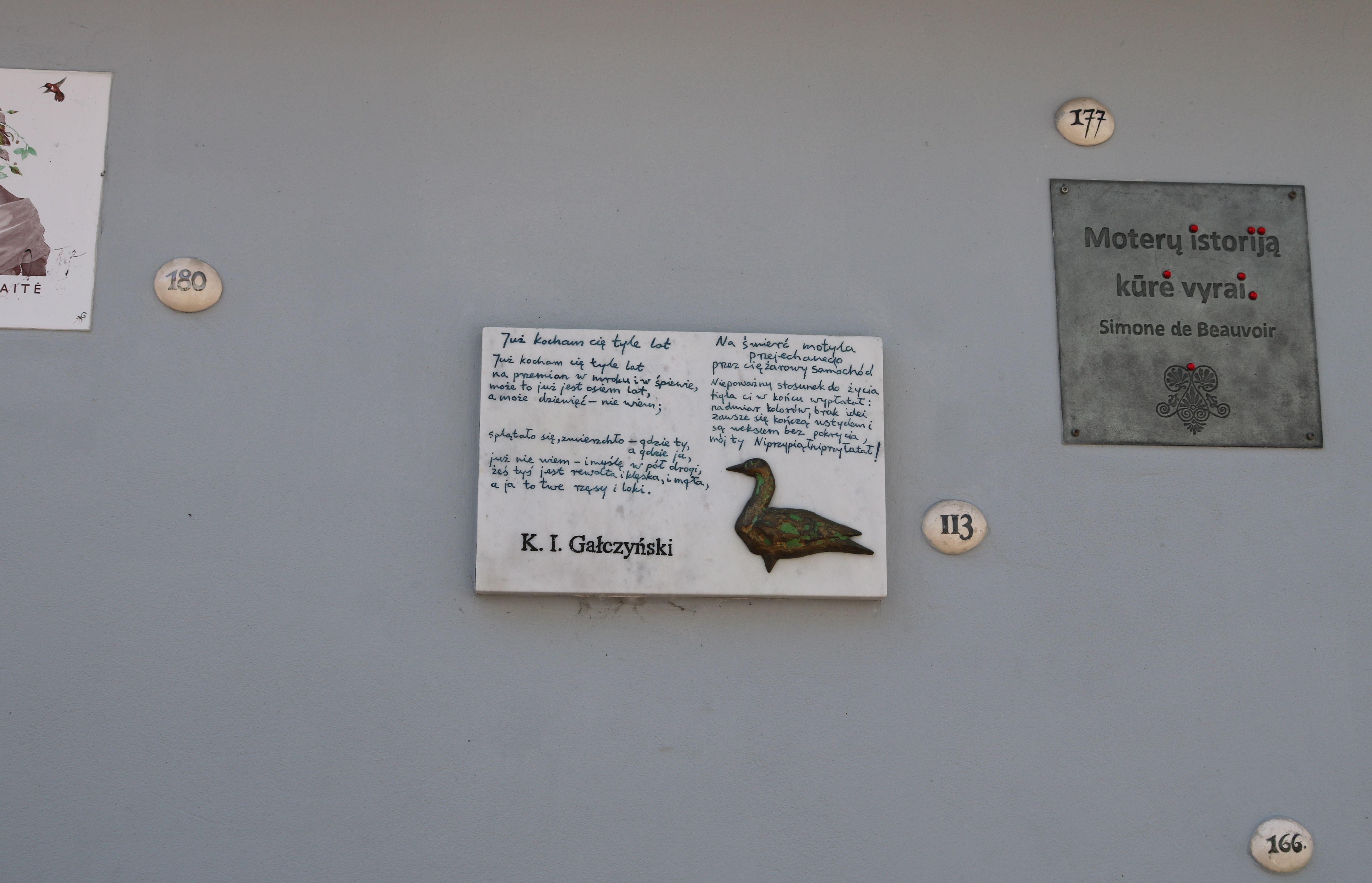 Fotografia przedstawiająca The Wall of the Writers in a Vilnius backstreet