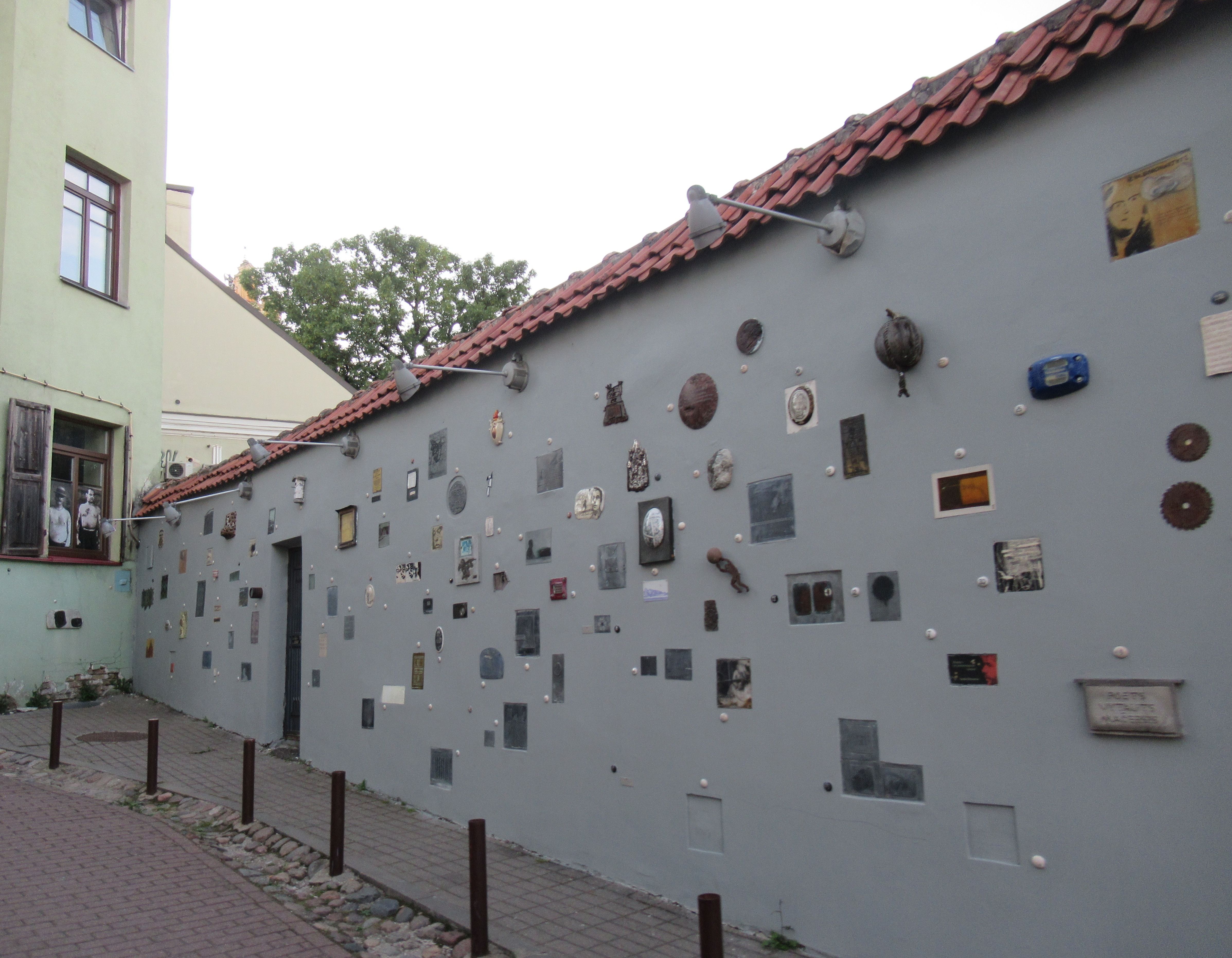 Photo montrant Le mur des écrivains dans une ruelle de Vilnius