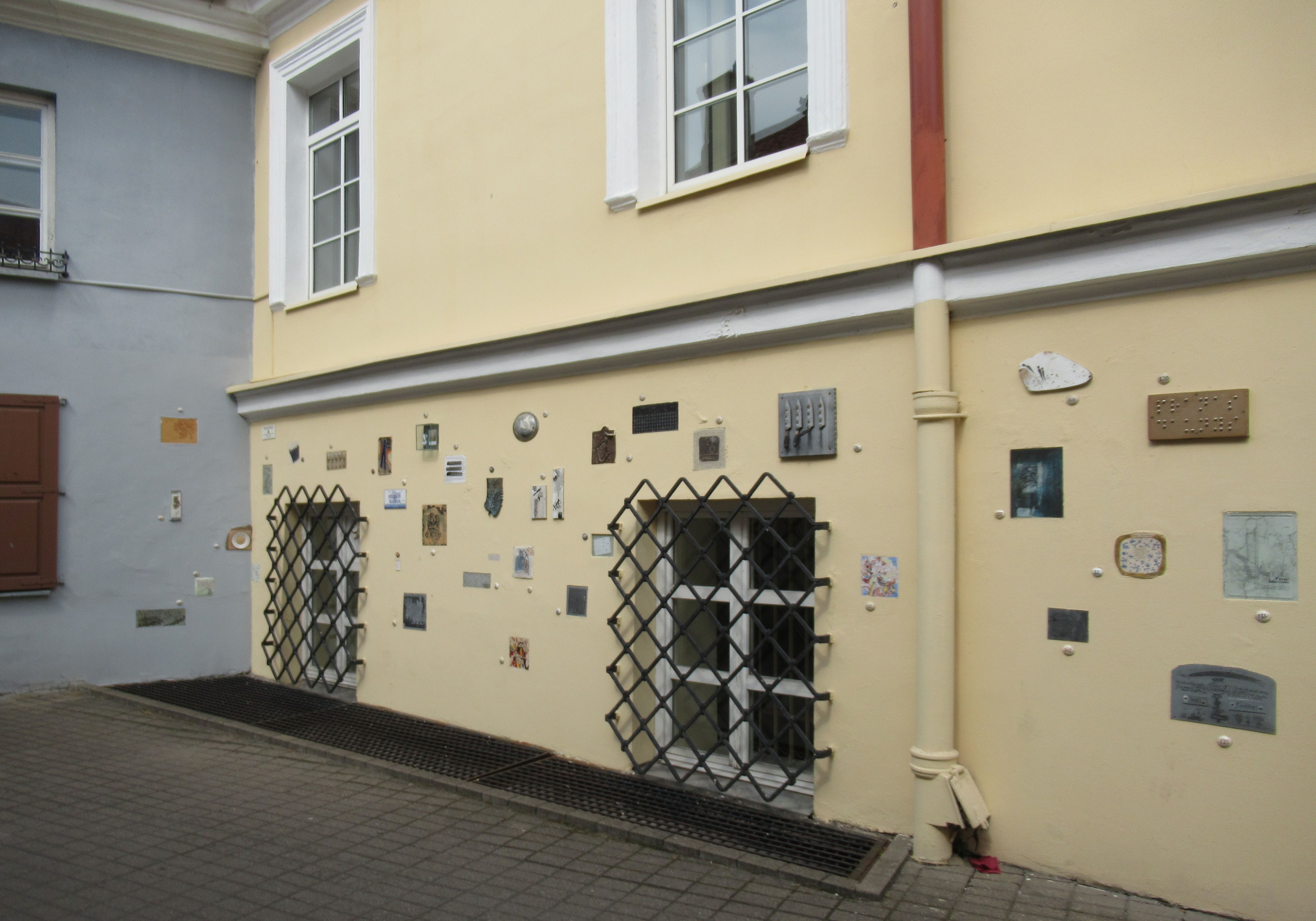 Fotografia przedstawiająca The Wall of the Writers in a Vilnius backstreet