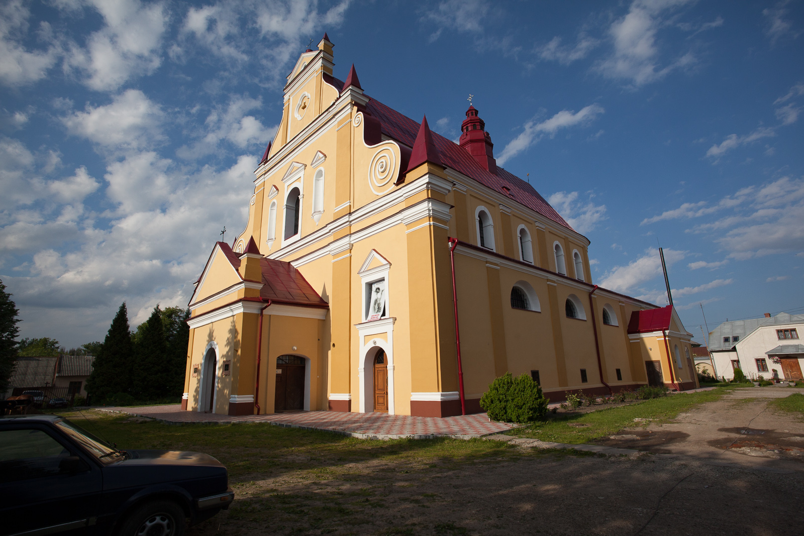 Fotografia przedstawiająca Kościół parafialny pw. Wniebowzięcia Najświętszej Panny Marii w Rudkach